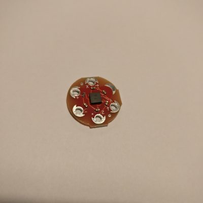 Ommeltava kiihtyvyysanturi